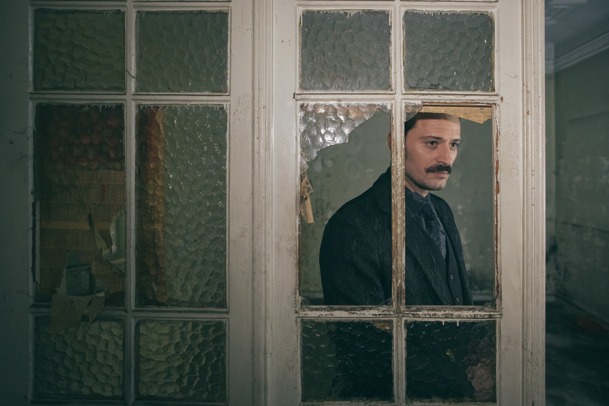 O DROMOS PERNA APO MESA 6