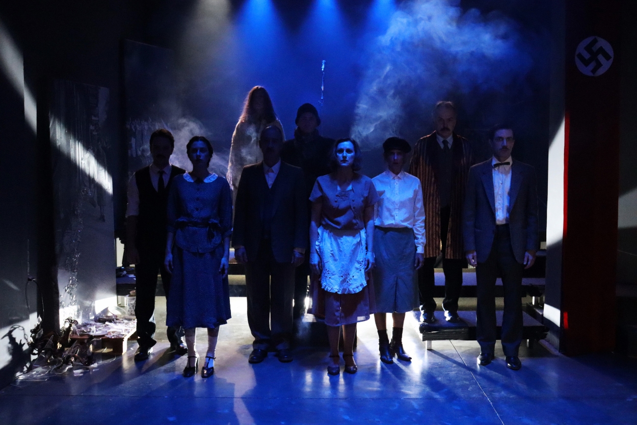 O KA8ENAS PE8AINEI MONOS TOY PHOTO 2