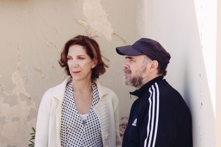 i ginaika kai o akrovatis 2