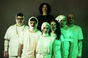 &Eta; &theta;&epsilon;&alpha;&tau;&rho;&iota;&kappa;ή &omicron;&mu;ά&delta;&alpha; &Nu;&Omicron;&Kappa; -&Alpha;&Omicron;&Upsilon;&Tau; &sigma;&upsilon;&nu;&epsilon;&chi;ί&zeta;&epsilon;&iota; &sigma;&tau;&omicron; &theta;έ&alpha;&tau;&rho;&omicron; 2510 &mu;&epsilon;&tau;ά &tau;&iota;&sigmaf; &pi;&alpha;&rho;&alpha;&sigma;&tau;ά&sigma;&epsilon;&iota;&sigmaf; " &Kappa;&alpha;&iota; &tau;ώ&rho;&alpha; &omicron;&iota; &tau;&rho;&epsilon;ί&sigmaf; &mu;&alpha;&sigmaf;", "&Alpha;&upsilon;&tau;ή &pi;&omicron;&upsilon; &omicron;&nu;&epsilon;&iota;&rho;&epsilon;&upsilon;ό&mu;&omicron;&upsilon;&nu; " , " &Rho;&omega;&mu;έ&tau;&omicron;&sigmaf; &kappa;&alpha;&iota; &Iota;&omicron;&upsilon;&lambda;&iota;&alpha;ί&alpha; " &mu;&epsilon; &tau;&eta; &nu;έ&alpha; &tau;&eta;&sigmaf; &kappa;&omega;&mu;&omega;&delta;ί&alpha; " &Omicron;ύ&nu;&alpha; &phi;ά&tau;&sigma;&alpha; ".