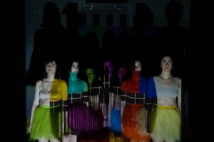 &Eta; &omicron;&mu;ά&delta;&alpha; &ldquo;Seven Sisters&rdquo; &pi;&alpha;&rho;&omicron;&upsilon;&sigma;&iota;ά&zeta;&epsilon;&iota; &laquo;&Tau;&omicron; &Mu;&alpha;&rho;ά&kappa;&iota; έ&kappa;&lambda;&alpha;&sigma;&epsilon;&raquo;