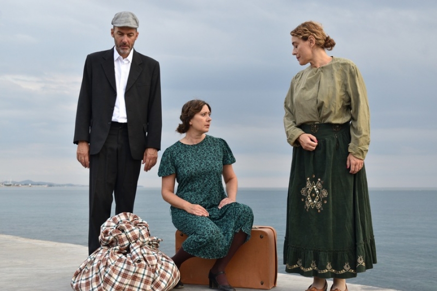 &Epsilon;ί&delta;&alpha;&mu;&epsilon; &tau;&eta;&nu; &pi;&alpha;&rho;ά&sigma;&tau;&alpha;&sigma;&eta; ''&Tau;&omicron; &tau;&alpha;&xi;ί&delta;&iota; &tau;&eta;&sigmaf; &Kappa;&lambda;&epsilon;&omicron;&nu;ί&kappa;&eta;&sigmaf;'' &sigma;&tau;&omicron; &theta;έ&alpha;&tau;&rho;&omicron; &Kappa;&alpha;&lambda;&lambda;&iota;&rho;ό&eta;&sigmaf; &alpha;&pi; &tau;&eta;&nu; &omicron;&mu;ά&delta;&alpha; PLAN Bee . ΄