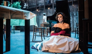 &Epsilon;ί&delta;&alpha;&mu;&epsilon; &tau;&eta; &Sigma;&tau;έ&lambda;&lambda;&alpha; &mu;&epsilon; &tau;&alpha; &kappa;ό&kappa;&kappa;&iota;&nu;&alpha; &gamma;ά&nu;&tau;&iota;&alpha; &sigma;&tau;&omicron; &theta;έ&alpha;&tau;&rho;&omicron; &Tau;έ&chi;&nu;&eta;&sigmaf; &tau;&eta;&sigmaf; &Phi;&rho;&upsilon;&nu;ί&chi;&omicron;&upsilon;.