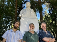 &Pi;&rho;&epsilon;&mu;&iota;έ&rho;&alpha; &gamma;&iota;&alpha; &tau;&eta;&nu; &pi;&alpha;&rho;ά&sigma;&tau;&alpha;&sigma;&eta; &laquo;&Omicron; &Pi;&epsilon;&tau;&rho;ό&mu;&pi;&epsilon;&eta;&sigmaf; &Mu;&alpha;&upsilon;&rho;&omicron;&mu;&iota;&chi;ά&lambda;&eta;&sigmaf; &kappa;&alpha;&iota; &tau;&omicron; &phi;ά&sigma;&mu;&alpha; &tau;&omega;&nu; &phi;&alpha;&tau;&rho;&iota;ώ&nu;&raquo; &kappa;&alpha;&iota; έ&nu;&alpha;&rho;&xi;&eta; &sigma;&epsilon;&iota;&rho;ά&sigmaf; &sigma;&upsilon;&zeta;&eta;&tau;ή&sigma;&epsilon;&omega;&nu; &sigma;&tau;&iota;&sigmaf; 13 &Omicron;&kappa;&tau;&omega;&beta;&rho;ί&omicron;&upsilon;