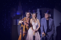 &Epsilon;ί&delta;&alpha;&mu;&epsilon; "&Tau;&omicron; ό&nu;&epsilon;&iota;&rho;&omicron; &tau;&eta;&sigmaf; &delta;&iota;&pi;&lambda;&alpha;&nu;ή&sigmaf; &pi;ό&rho;&tau;&alpha;&sigmaf;" &sigma;&tau;&omicron; &theta;έ&alpha;&tau;&rho;&omicron; &Alpha;&lambda;&kappa;&mu;ή&nu;&eta;