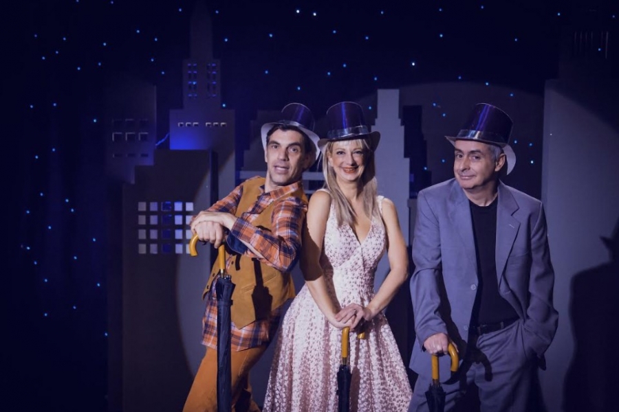 &Epsilon;ί&delta;&alpha;&mu;&epsilon; "&Tau;&omicron; ό&nu;&epsilon;&iota;&rho;&omicron; &tau;&eta;&sigmaf; &delta;&iota;&pi;&lambda;&alpha;&nu;ή&sigmaf; &pi;ό&rho;&tau;&alpha;&sigmaf;" &sigma;&tau;&omicron; &theta;έ&alpha;&tau;&rho;&omicron; &Alpha;&lambda;&kappa;&mu;ή&nu;&eta;