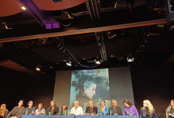 &Pi;&alpha;&rho;&epsilon;&upsilon;&rho;&epsilon;&theta;ή&kappa;&alpha;&mu;&epsilon; &sigma;&tau;&eta; &sigma;&upsilon;&nu;έ&nu;&tau;&epsilon;&upsilon;&xi;&eta; &tau;ύ&pi;&omicron;&upsilon; &tau;&omicron;&upsilon; &theta;&epsilon;&alpha;&tau;&rho;&iota;&kappa;&omicron;ύ έ&rho;&gamma;&omicron;&upsilon; &laquo;&Tau;&omicron; &Mu;&upsilon;&sigma;&tau;&iota;&kappa;ό &tau;&eta;&sigmaf; &Kappa;&omicron;&nu;&tau;έ&sigma;&sigma;&alpha;&sigmaf; &Beta;&alpha;&lambda;έ&rho;&alpha;&iota;&nu;&alpha;&sigmaf;&raquo; &tau;&omicron;&upsilon; &Gamma;&rho;&eta;&gamma;&omicron;&rho;ί&omicron;&upsilon; &Xi;&epsilon;&nu;ό&pi;&omicron;&upsilon;&lambda;&omicron;&upsilon;, &sigma;&tau;&omicron; &laquo;&Theta;&Epsilon;&Alpha;&Tau;&Rho;&Omicron;&Nu;&raquo; &tau;&omicron;&upsilon; &Kappa;έ&nu;&tau;&rho;&omicron;&upsilon; &Pi;&omicron;&lambda;&iota;&tau;&iota;&sigma;&mu;&omicron;ύ &laquo;&Epsilon;&lambda;&lambda;&eta;&nu;&iota;&kappa;ό&sigmaf; &Kappa;ό&sigma;&mu;&omicron;&sigmaf;&raquo;.