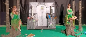 &Theta;έ&alpha;&tau;&rho;&omicron; &tau;&eta;&sigmaf; &Eta;&mu;έ&rho;&alpha;&sigmaf;     &ldquo;&Alpha;&gamma;&kappa;&alpha;&lambda;&iota;ά&sigma;&epsilon;&tau;&epsilon; &tau;&eta; &Gamma;&eta;! &Sigma;ώ&sigma;&tau;&epsilon; &tau;&alpha; &Chi;&rho;&iota;&sigma;&tau;&omicron;ύ&gamma;&epsilon;&nu;&nu;&alpha;!&rdquo;  &Alpha;&pi;ό &tau;&eta;&nu; &Theta;&epsilon;&alpha;&tau;&rho;&iota;&kappa;ή &omicron;&mu;ά&delta;&alpha;: Weland &Theta;έ&alpha;&tau;&rho;&omicron;&nu;