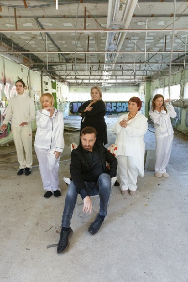 &Pi;&Epsilon;&Rho;&Iota;&Mu;&Epsilon;&Nu;&Omicron;&Nu;&Tau;&Alpha;&Sigma; &Tau;&Omicron;&Nu; &Zeta;&Omicron;&Rho;&Omicron; &Sigma;&Tau;&Omicron; &Theta;&Epsilon;&Alpha;&Tau;&Rho;&Omicron; &Delta;&Iota;&Alpha;&Chi;&Rho;&Omicron;&Nu;&Omicron;