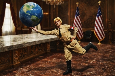 &Omicron; &Mu;&epsilon;&gamma;ά&lambda;&omicron;&sigmaf; &Delta;&iota;&kappa;&tau;ά&tau;&omega;&rho;: &Eta; &nu;έ&alpha; &pi;&alpha;&rho;ά&sigma;&tau;&alpha;&sigma;&eta; &tau;&omicron;&upsilon; &Alpha;&nu;&delta;&rho;έ&alpha; &Zeta;&alpha;&phi;&epsilon;ί&rho;&eta; έ&rho;&chi;&epsilon;&tau;&alpha;&iota; 13.3 &sigma;&tau;&eta; &Sigma;&kappa;&eta;&nu;ή BRECHT 2510