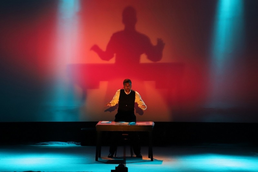 &laquo;Ό&nu;&epsilon;&iota;&rho;&omicron; &sigma;&tau;&omicron; &kappa;ύ&mu;&alpha;&raquo; - &laquo;Έ&rho;&omega;&sigmaf; Ή&rho;&omega;&sigmaf;&raquo; &tau;&omicron;&upsilon; &Alpha;&lambda;έ&xi;&alpha;&nu;&delta;&rho;&omicron;&upsilon; &Pi;&alpha;&pi;&alpha;&delta;&iota;&alpha;&mu;ά&nu;&tau;&eta; &sigma;&epsilon; &delta;&rho;&alpha;&mu;&alpha;&tau;&omicron;&upsilon;&rho;&gamma;ί&alpha;/&delta;&iota;&delta;&alpha;&sigma;&kappa;&alpha;&lambda;ί&alpha; &epsilon;&rho;&mu;&eta;&nu;&epsilon;ί&alpha;&sigmaf;/&sigma;&kappa;&eta;&nu;&iota;&kappa;ή ό&psi;&eta;/&sigma;&kappa;&eta;&nu;&omicron;&theta;&epsilon;&sigma;ί&alpha; &tau;&omicron;&upsilon; &Delta;ή&mu;&omicron;&upsilon; &Alpha;&beta;&delta;&epsilon;&lambda;&iota;ώ&delta;&eta; &mu;&epsilon; &tau;&omicron;&nu; &Theta;&epsilon;&mu;&iota;&sigma;&tau;&omicron;&kappa;&lambda;ή &Kappa;&alpha;&rho;&pi;&omicron;&delta;ί&nu;&eta; || &Theta;έ&alpha;&tau;&rho;&omicron; &Alpha;&theta;&eta;&nu;ώ&nu; || &Gamma;&iota;&alpha; έ&xi;&iota; &mu;ό&nu;&omicron; &pi;&alpha;&rho;&alpha;&sigma;&tau;ά&sigma;&epsilon;&iota;&sigmaf;