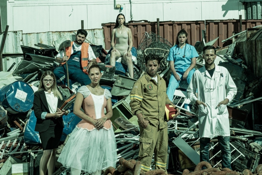 &Epsilon;ί&delta;&alpha;&mu;&epsilon; &tau;&eta;&nu; &pi;&alpha;&rho;&alpha;&sigma;&tau;&alpha;&sigma;&eta; &laquo;&Alpha;&pi;&omicron;&sigma;ύ&mu;&pi;&lambda;&epsilon;&xi;&eta;&raquo; &sigma;&tau;&omicron; &Theta;έ&alpha;&tau;&rho;&omicron; Nous, &gamma;&rho;ά&phi;&epsilon;&iota; &omicron; &Theta;&alpha;&nu;ά&sigma;&eta;&sigmaf; &Pi;ά&nu;&omicron;&upsilon;