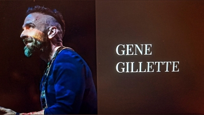 Gene Gillette: &omicron; &epsilon;&xi;&alpha;&iota;&rho;&epsilon;&tau;&iota;&kappa;ό&sigmaf; &eta;&theta;&omicron;&pi;&omicron;&iota;ό&sigmaf; &tau;&omicron;&upsilon; Broadway έ&rho;&chi;&epsilon;&tau;&alpha;&iota; &alpha;&pi;ό &tau;&eta; &Nu;έ&alpha; &Upsilon;ό&rho;&kappa;&eta; &sigma;&tau;&omicron; &Upsilon;&pi;ό&gamma;&epsilon;&iota;&omicron; &tau;&omicron;&upsilon; &Theta;&epsilon;ά&tau;&rho;&omicron;&upsilon; &Tau;έ&chi;&nu;&eta;&sigmaf;