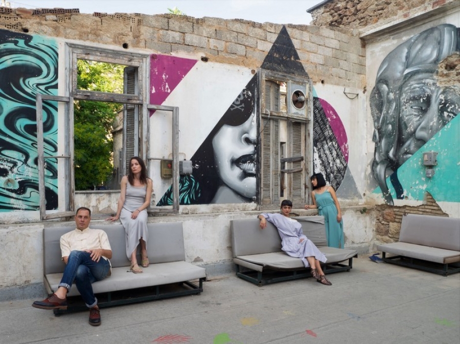 &laquo;How a Place becomes a Person...&raquo; &gamma;&iota;&alpha; &tau;έ&sigma;&sigma;&epsilon;&rho;&iota;&sigmaf; &mu;ό&nu;&omicron; &pi;&alpha;&rho;&alpha;&sigma;&tau;ά&sigma;&epsilon;&iota;&sigmaf; &sigma;&tau;&omicron; Communitism