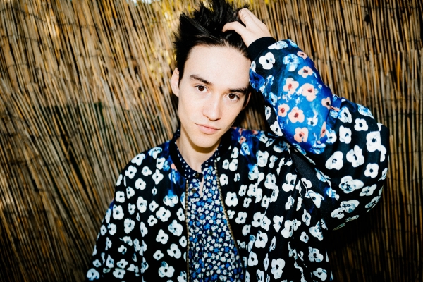 &Omicron; Jacob Collier, &laquo;&omicron; &pi;&omicron;&lambda;ύ&chi;&rho;&omega;&mu;&omicron;&sigmaf; Mozart &tau;&eta;&sigmaf; Gen Z&raquo;, έ&rho;&chi;&epsilon;&tau;&alpha;&iota; &gamma;&iota;&alpha; &pi;&rho;ώ&tau;&eta; &phi;&omicron;&rho;ά &sigma;&tau;&eta;&nu; &Epsilon;&lambda;&lambda;ά&delta;&alpha; &sigma;&tau;&omicron; &Delta;&eta;&mu;&omicron;&tau;&iota;&kappa;ό &theta;έ&alpha;&tau;&rho;&omicron; &tau;&omicron;&upsilon; &Lambda;&upsilon;&kappa;&alpha;&beta;&eta;&tau;&tau;&omicron;ύ &tau;&omicron; &Sigma;ά&beta;&beta;&alpha;&tau;&omicron; 13 &Iota;&omicron;&upsilon;&lambda;ί&omicron;&upsilon;