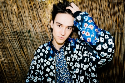 &Omicron; Jacob Collier, &laquo;&omicron; &pi;&omicron;&lambda;ύ&chi;&rho;&omega;&mu;&omicron;&sigmaf; Mozart &tau;&eta;&sigmaf; Gen Z&raquo;, έ&rho;&chi;&epsilon;&tau;&alpha;&iota; &gamma;&iota;&alpha; &pi;&rho;ώ&tau;&eta; &phi;&omicron;&rho;ά &sigma;&tau;&eta;&nu; &Epsilon;&lambda;&lambda;ά&delta;&alpha; &sigma;&tau;&omicron; &Delta;&eta;&mu;&omicron;&tau;&iota;&kappa;ό &theta;έ&alpha;&tau;&rho;&omicron; &tau;&omicron;&upsilon; &Lambda;&upsilon;&kappa;&alpha;&beta;&eta;&tau;&tau;&omicron;ύ &tau;&omicron; &Sigma;ά&beta;&beta;&alpha;&tau;&omicron; 13 &Iota;&omicron;&upsilon;&lambda;ί&omicron;&upsilon;
