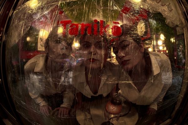 &Tau;&omicron; wine bar &laquo;Taniko&raquo; &epsilon;&pi;&iota;&sigma;&tau;&rho;έ&phi;&epsilon;&iota; &sigma;&tau;&omicron; Studio &Mu;&alpha;&upsilon;&rho;&omicron;&mu;&iota;&chi;ά&lambda;&eta; &gamma;&iota;&alpha; 8 &pi;&alpha;&rho;&alpha;&sigma;&tau;ά&sigma;&epsilon;&iota;&sigmaf;