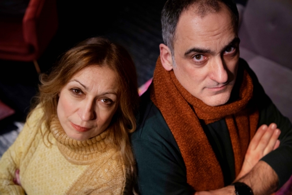 "&Omicron;&Iota; &Upsilon;&Pi;&Alpha;&Kappa;&Omicron;&Upsilon;&Omicron;&Iota; ή REUNION" - H &Nu;&Epsilon;&Alpha; &Theta;&Epsilon;&Alpha;&Tau;&Rho;&Iota;&Kappa;&Eta; &Pi;&Alpha;&Rho;&Alpha;&Sigma;&Tau;&Alpha;&Sigma;&Eta; &Tau;&Eta;&Sigma; &Omicron;&Mu;&Alpha;&Delta;&Alpha;&Sigma; &Pi;&Lambda;&Alpha;&Nu;&Eta; &Sigma;&Tau;&Omicron; &Theta;&Epsilon;&Alpha;&Tau;&Rho;&Omicron; &Beta;&Alpha;&Phi;&Epsilon;&Iota;&Omicron;-&Lambda;&Alpha;&Kappa;&Eta;&Sigma; &Kappa;&Alpha;&Rho;&Alpha;&Lambda;&Eta;&Sigma;