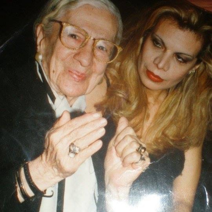 &Sigma;&upsilon;&nu;έ&nu;&tau;&epsilon;&upsilon;&xi;&eta; &tau;&eta;&sigmaf; &Mu;&alpha;&rho;&iota;&alpha;&lambda;έ&nu;&alpha;&sigmaf; &Omicron;&iota;&kappa;&omicron;&nu;&omicron;&mu;ί&delta;&omicron;&upsilon; &mu;&epsilon; &alpha;&phi;&omicron;&rho;&mu;ή &tau;&omicron; &theta;&epsilon;&alpha;&tau;&rho;&iota;&kappa;ό &tau;&eta;&sigmaf; έ&rho;&gamma;&omicron; "&Beta;&rho;ώ&mu;&iota;&kappa;&omicron; &Pi;&alpha;&iota;&chi;&nu;ί&delta;&iota;"