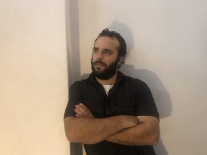 Συνέντευξη με τον Κώστα Κουτρούλη με αφορμή την παράσταση «Μπλε Υγρό» που ανεβαίνει στο K4