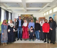 &Mu;&epsilon;&gamma;ά&lambda;&eta; &epsilon;&pi;&iota;&tau;&upsilon;&chi;ί&alpha;, &eta; &pi;&alpha;&rho;ά&sigma;&tau;&alpha;&sigma;ή  &laquo;&Mu;&alpha;&nu;&tau;ώ, &eta; &Eta;&rho;&omega;ί&delta;&alpha; &tau;&eta;&sigmaf; &Mu;&upsilon;&kappa;ό&nu;&omicron;&upsilon;&raquo; &tau;&omicron;&upsilon; &delta;&rho;. &Gamma;&epsilon;ώ&rho;&gamma;&iota;&omicron;&upsilon; &Kappa;&omicron;&zeta;&upsilon;&rho;ά&kappa;&eta;.&Sigma;&epsilon; &sigma;&kappa;&eta;&nu;&omicron;&theta;&epsilon;&sigma;&iota;&alpha; &Mu;&epsilon;&nu;&epsilon;&lambda;&alpha;&omicron;&upsilon; &Tau;&zeta;&alpha;&beta;&epsilon;&lambda;&lambda;&alpha; &pi;&alpha;&rho;&omicron;&upsilon;&sigma;&iota;ά&sigma;&tau;&eta;&kappa;&epsilon; &sigma;&tau;&eta;&nu; &Nu;&Alpha;&Xi;&Omicron; &mu;&epsilon;&tau;&alpha; &alpha;&pi;&omicron; &Pi;&alpha;&rho;&alpha;&tau;&alpha;&sigma;&eta; &Pi;&alpha;&rho;&alpha;&sigma;&tau;&alpha;&sigma;&epsilon;&omega;&nu; &delta;&omicron;&theta;&eta;&kappa;&alpha;&nu; &sigma;&upsilon;&nu;&omicron;&lambda;&iota;&kappa;&alpha; 10 &pi;&alpha;&rho;&alpha;&sigma;&tau;&alpha;&sigma;&epsilon;&iota;&sigmaf; &sigma;&tau;&omicron; &omicron;&mu;&omicron;&rho;&phi;&omicron; &nu;&eta;&sigma;&iota;