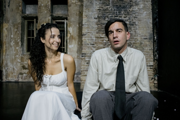 &laquo;Έ&nu;&alpha;&sigmaf; &xi;έ&nu;&omicron;&sigmaf;&raquo; &sigma;&epsilon; &sigma;&kappa;&eta;&nu;&omicron;&theta;&epsilon;&sigma;ί&alpha; &tau;&omicron;&upsilon; &Lambda;&epsilon;&omega;&nu;ί&delta;&alpha; &Mu;&iota;&kappa;&rho;ό&pi;&omicron;&upsilon;&lambda;&omicron;&upsilon; &sigma;&tau;&omicron; &theta;έ&alpha;&tau;&rho;&omicron; &Phi;&omicron;ύ&rho;&nu;&omicron;&sigmaf; &alpha;&pi;ό 8 &Nu;&omicron;&epsilon;&mu;&beta;&rho;ί&omicron;&upsilon;