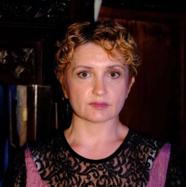 &Sigma;&upsilon;&nu;έ&nu;&tau;&epsilon;&upsilon;&xi;&eta; &mu;&epsilon; &tau;&eta;&nu; &Mu;&alpha;&rho;ί&alpha; &Mu;&alpha;&rho;&alpha;&gamma;&kappa;&omicron;&upsilon;&delta;ά&kappa;&eta; &mu;&epsilon; &alpha;&phi;&omicron;&rho;&mu;ή &tau;&eta;&nu; &pi;&alpha;&rho;ά&sigma;&tau;&alpha;&sigma;&eta; ''&Tau;&alpha; Ά&sigma;&pi;&rho;&alpha; Ά&lambda;&omicron;&gamma;&alpha; - &Rho;ό&sigma;&mu;&epsilon;&rho;&sigma;&chi;&omicron;&lambda;&mu;'' &pi;&omicron;&upsilon; &alpha;&nu;&epsilon;&beta;&alpha;ί&nu;&epsilon;&iota; &sigma;&tau;&omicron; &Theta;έ&alpha;&tau;&rho;&omicron; &Epsilon;&kappa;ά&tau;&eta;