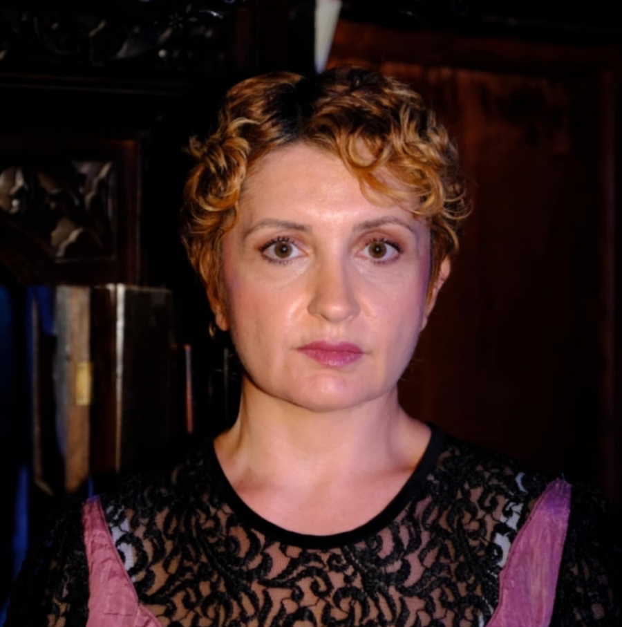 &Sigma;&upsilon;&nu;έ&nu;&tau;&epsilon;&upsilon;&xi;&eta; &mu;&epsilon; &tau;&eta;&nu; &Mu;&alpha;&rho;ί&alpha; &Mu;&alpha;&rho;&alpha;&gamma;&kappa;&omicron;&upsilon;&delta;ά&kappa;&eta; &mu;&epsilon; &alpha;&phi;&omicron;&rho;&mu;ή &tau;&eta;&nu; &pi;&alpha;&rho;ά&sigma;&tau;&alpha;&sigma;&eta; ''&Tau;&alpha; Ά&sigma;&pi;&rho;&alpha; Ά&lambda;&omicron;&gamma;&alpha; - &Rho;ό&sigma;&mu;&epsilon;&rho;&sigma;&chi;&omicron;&lambda;&mu;'' &pi;&omicron;&upsilon; &alpha;&nu;&epsilon;&beta;&alpha;ί&nu;&epsilon;&iota; &sigma;&tau;&omicron; &Theta;έ&alpha;&tau;&rho;&omicron; &Epsilon;&kappa;ά&tau;&eta;