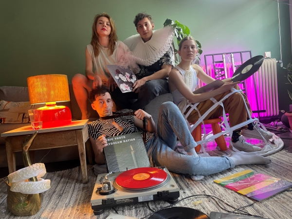 &Tau;&omicron; &Delta;&eta;&mu;&omicron;&tau;&iota;&kappa;ό &Theta;έ&alpha;&tau;&rho;&omicron; &Pi;&epsilon;&iota;&rho;&alpha;&iota;ά &pi;&alpha;&rho;&omicron;&upsilon;&sigma;&iota;ά&zeta;&epsilon;&iota; &tau;&eta;&nu; &pi;&alpha;&rho;ά&sigma;&tau;&alpha;&sigma;&eta; I AM FALLING IN LOVE