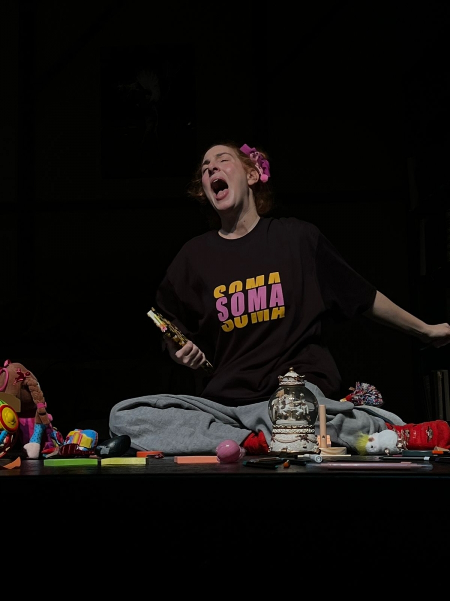 &Sigma;&upsilon;&nu;έ&nu;&tau;&epsilon;&upsilon;&xi;&eta; &mu;&epsilon; &tau;&eta;&nu; &Kappa;&alpha;&rho;&omicron;&lambda;ί&nu;&alpha; &Sigma;&alpha;&kappa;&epsilon;&lambda;&lambda;&alpha;&rho;ί&omicron;&upsilon; &mu;&epsilon; &alpha;&phi;&omicron;&rho;&mu;ή &tau;&eta;&nu; &pi;&alpha;&rho;ά&sigma;&tau;&alpha;&sigma;&eta; &Eta; &Kappa;&omicron;&upsilon;&tau;&alpha;&lambda;έ&nu;&iota;&alpha; &pi;&omicron;&upsilon; &alpha;&nu;&epsilon;&beta;&alpha;ί&nu;&epsilon;&iota; &sigma;&tau;&omicron; &Theta;&Epsilon;&Alpha;&Tau;&Rho;&Omicron; &Mu;&Omicron;&Upsilon;&Sigma;&Omicron;&Upsilon;&Rho;&Eta;