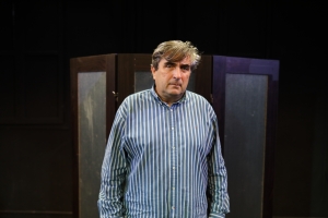 &Sigma;&upsilon;&nu;έ&nu;&tau;&epsilon;&upsilon;&xi;&eta; &tau;&omicron;&upsilon; &sigma;&kappa;&eta;&nu;&omicron;&theta;έ&tau;&eta; &Delta;&eta;&mu;ή&tau;&rho;&eta; &Sigma;&kappa;&lambda;ά&beta;&omicron;&upsilon; &sigma;&tau;&omicron; &theta;&epsilon;&alpha;&tau;&rho;&omicron;.gr &mu;&epsilon; &alpha;&phi;&omicron;&rho;&mu;ή &tau;&eta;&nu; &pi;&alpha;&rho;ά&sigma;&tau;&alpha;&sigma;&eta; "&Pi;&omicron;&lambda;ύ &Mu;&alpha;&kappa;&rho;&iota;ά (Far Away)" &sigma;&tau;&omicron; &theta;έ&alpha;&tau;&rho;&omicron;  104.