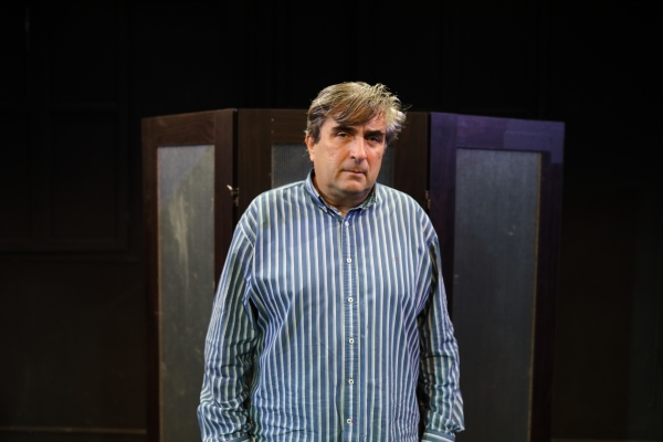 &Sigma;&upsilon;&nu;έ&nu;&tau;&epsilon;&upsilon;&xi;&eta; &tau;&omicron;&upsilon; &sigma;&kappa;&eta;&nu;&omicron;&theta;έ&tau;&eta; &Delta;&eta;&mu;ή&tau;&rho;&eta; &Sigma;&kappa;&lambda;ά&beta;&omicron;&upsilon; &sigma;&tau;&omicron; &theta;&epsilon;&alpha;&tau;&rho;&omicron;.gr &mu;&epsilon; &alpha;&phi;&omicron;&rho;&mu;ή &tau;&eta;&nu; &pi;&alpha;&rho;ά&sigma;&tau;&alpha;&sigma;&eta; "&Pi;&omicron;&lambda;ύ &Mu;&alpha;&kappa;&rho;&iota;ά (Far Away)" &sigma;&tau;&omicron; &theta;έ&alpha;&tau;&rho;&omicron;  104.