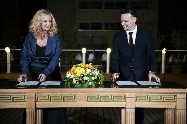 &laquo;&Alpha;&theta;ή&nu;&alpha; &Pi;&alpha;&gamma;&kappa;ό&sigma;&mu;&iota;&alpha; &Pi;&rho;&omega;&tau;&epsilon;ύ&omicron;&upsilon;&sigma;&alpha; &Theta;&epsilon;ά&tau;&rho;&omicron;&upsilon;&raquo;: &Alpha;&pi;ό &tau;&eta;&nu; &pi;&omicron;&lambda;&iota;&tau;&iota;&sigma;&tau;&iota;&kappa;ή &kappa;&lambda;&eta;&rho;&omicron;&nu;&omicron;&mu;&iota;ά &sigma;&tau;&eta;&nu; &pi;&omicron;&lambda;&iota;&tau;&iota;&sigma;&tau;&iota;&kappa;ή &sigma;&tau;&rho;&alpha;&tau;&eta;&gamma;&iota;&kappa;ή &tau;&eta;&sigmaf; &pi;ό&lambda;&eta;&sigmaf; || &Sigma;&upsilon;&nu;&epsilon;&rho;&gamma;&alpha;&sigma;ί&alpha; &Delta;ή&mu;&omicron;&upsilon; &Alpha;&theta;&eta;&nu;&alpha;ί&omega;&nu; &ndash; &Theta;&epsilon;ά&tau;&rho;&omicron;&upsilon; &Tau;έ&chi;&nu;&eta;&sigmaf; &Kappa;&alpha;&rho;ό&lambda;&omicron;&upsilon; &Kappa;&omicron;&upsilon;&nu;