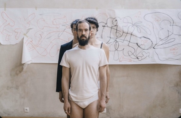 &Epsilon;ί&delta;&alpha;&mu;&epsilon; &tau;&eta;&nu; &pi;&alpha;&rho;ά&sigma;&tau;&alpha;&sigma;&eta; &laquo;&Tau;&iota; &epsilon;ί&nu;&alpha;&iota; &alpha;&upsilon;&tau;ό &pi;&omicron;&upsilon; &mu;&epsilon; &kappa;ά&nu;&epsilon;&iota; &alpha;&gamma;ό&rho;&iota;;&raquo; &sigma;&tau;&omicron; &Eta;.ug.