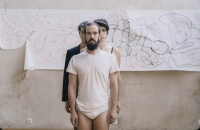 &Epsilon;ί&delta;&alpha;&mu;&epsilon; &tau;&eta;&nu; &pi;&alpha;&rho;ά&sigma;&tau;&alpha;&sigma;&eta; &laquo;&Tau;&iota; &epsilon;ί&nu;&alpha;&iota; &alpha;&upsilon;&tau;ό &pi;&omicron;&upsilon; &mu;&epsilon; &kappa;ά&nu;&epsilon;&iota; &alpha;&gamma;ό&rho;&iota;;&raquo; &sigma;&tau;&omicron; &Eta;.ug.