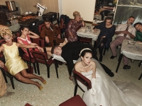 &Tau;&omicron; &Delta;&eta;&mu;&omicron;&tau;&iota;&kappa;ό &Theta;έ&alpha;&tau;&rho;&omicron; &Pi;&epsilon;&iota;&rho;&alpha;&iota;ά &pi;&alpha;&rho;&omicron;&upsilon;&sigma;&iota;ά&zeta;&epsilon;&iota;:  TZENH TZENH Έ&nu;&alpha; &eta;&lambda;&iota;ό&lambda;&omicron;&upsilon;&sigma;&tau;&omicron; &Rho;έ&kappa;&beta;&iota;&epsilon;&mu; &Sigma;&kappa;&eta;&nu;&omicron;&theta;&epsilon;&sigma;ί&alpha;: &Nu;ί&kappa;&omicron;&sigmaf; &Kappa;&alpha;&rho;&alpha;&theta;ά&nu;&omicron;&sigmaf; &Pi;&rho;&epsilon;&mu;&iota;έ&rho;&alpha;: &Pi;έ&mu;&pi;&tau;&eta; 23 &Alpha;&pi;&rho;&iota;&lambda;ί&omicron;&upsilon;