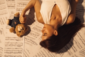 &quot; Είσαι Μουσική &quot; ο θεατρικός μονόλογος του Δημήτρη Καρά σε σκηνοθεσία Σοφίας Φυτιάνου με την Αναστασία Ραφαέλα Κονίδη έρχεται στο Θέατρο Nous Creative Space από τις 18 Νοεμβρίου.