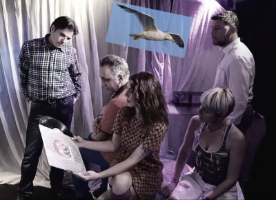 &Epsilon;ί&delta;&alpha;&mu;&epsilon; &tau;&eta;&nu; &pi;&alpha;&rho;ά&sigma;&tau;&alpha;&sigma;&eta; "&Omicron; &Gamma;&lambda;ά&rho;&omicron;&sigmaf; &pi;έ&tau;&alpha;&xi;&epsilon; &mu;&epsilon; &tau;&omicron; &lambda;&epsilon;&omega;&phi;&omicron;&rho;&epsilon;ί&omicron;" &sigma;&tau;&omicron; Studio &Kappa;&upsilon;&psi;έ&lambda;&eta;&sigmaf;