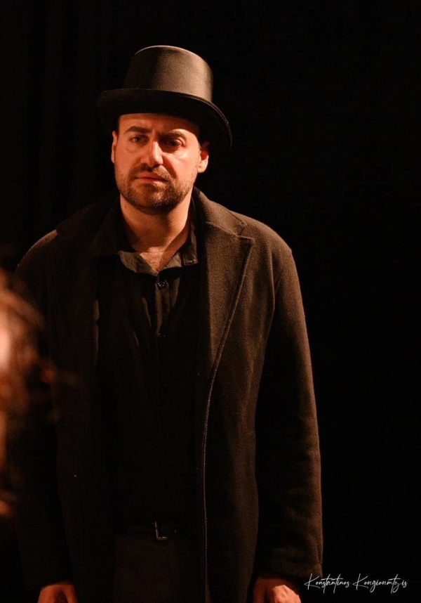 &Sigma;&upsilon;&nu;έ&nu;&tau;&epsilon;&upsilon;&xi;&eta; &tau;&omicron;&upsilon; &eta;&theta;&omicron;&pi;&omicron;&iota;&omicron;ύ-&sigma;&kappa;&eta;&nu;&omicron;&theta;έ&tau;&eta;  &Delta;&iota;&omicron;&gamma;έ&nu;&eta; &Gamma;&kappa;ί&kappa;&alpha;