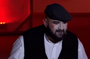 &Sigma;&upsilon;&nu;έ&nu;&tau;&epsilon;&upsilon;&xi;&eta; &tau;&omicron;&upsilon; &Kappa;&omega;&nu;&sigma;&tau;&alpha;&nu;&tau;ί&nu;&omicron;&upsilon; &Sigma;&kappa;&omicron;ύ&nu;&tau;&zeta;&omicron;&upsilon; &sigma;&tau;&omicron; &theta;&epsilon;&alpha;&tau;&rho;&omicron;.gr &mu;&epsilon; &alpha;&phi;&omicron;&rho;&mu;ή &tau;&eta;&nu; &pi;&alpha;&rho;ά&sigma;&tau;&alpha;&sigma;&eta; &laquo;Sweet dreams...bitter realities&raquo;