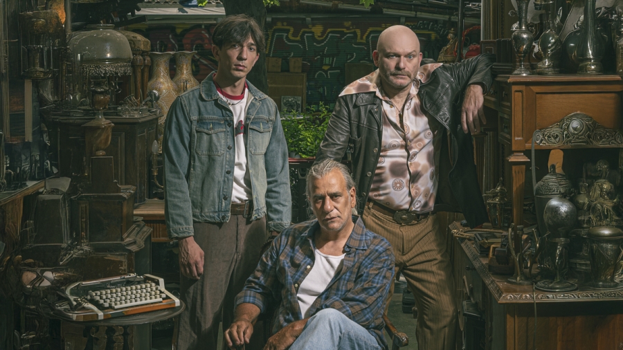 Ο Γιάννης Μπέζος σκηνοθετεί το αριστούργημα του David Mamet Αμερικάνικος Βούβαλος  στο Θέατρο Σημείο