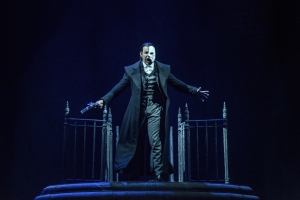&Epsilon;ί&delta;&alpha;&mu;&epsilon; &tau;&omicron; "The Phantom Of The Opera" , &sigma;&tau;&omicron; Christmas Theater (&Kappa;&lambda;&epsilon;&iota;&sigma;&tau;ό &Omicron;&lambda;&upsilon;&mu;&pi;&iota;&alpha;&kappa;ό &Sigma;&tau;ά&delta;&iota;&omicron; &Gamma;&alpha;&lambda;&alpha;&tau;&sigma;ί&omicron;&upsilon;)