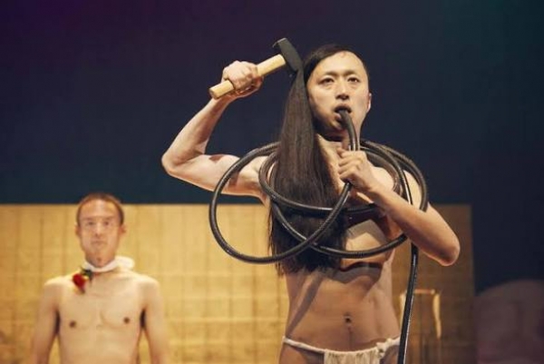 &Epsilon;ί&delta;&alpha;&mu;&epsilon; &tau;&eta;&nu; &pi;&alpha;&rho;ά&sigma;&tau;&alpha;&sigma;&eta; "Ang&eacute;lica Liddell Seppuku. The Funeral of Mishima or the pleasure of dying" &sigma;&tau;&eta;&nu; &Pi;&epsilon;&iota;&rho;&alpha;&iota;ώ&sigmaf; 260