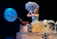 &Epsilon;ί&delta;&alpha;&mu;&epsilon; &tau;&eta;&nu; &pi;&alpha;&rho;ά&sigma;&tau;&alpha;&sigma;&eta; &laquo;&Omega; &tau;&iota; &epsilon;&upsilon;&tau;&upsilon;&chi;&iota;&sigma;&mu;έ&nu;&epsilon;&sigmaf; &mu;έ&rho;&epsilon;&sigmaf;&raquo; &sigma;&tau;&omicron; &theta;έ&alpha;&tau;&rho;&omicron; &Tau;ό&pi;&omicron;&sigmaf; &Alpha;&lambda;&lambda;&omicron;ύ.