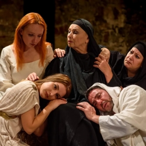 &Epsilon;ί&delta;&alpha;&mu;&epsilon; &tau;&omicron; "&Delta;ά&kappa;&rho;&upsilon; &tau;&eta;&sigmaf; &Pi;&alpha;&nu;&alpha;&gamma;&iota;ά&sigmaf; - Έ&nu;&alpha;&sigmaf; ύ&mu;&nu;&omicron;&sigmaf; &gamma;&iota;&alpha; &tau;&eta; &Sigma;&mu;ύ&rho;&nu;&eta;" &sigma;&tau;&omicron; &theta;έ&alpha;&tau;&rho;&omicron; &Alpha;&lambda;&kappa;&mu;ή&nu;&eta;.