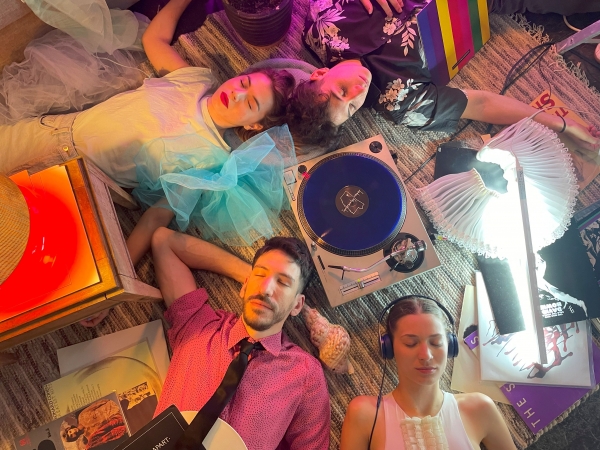 &Delta;&Eta;&Mu;&Omicron;&Tau;&Iota;&Kappa;&Omicron; &Theta;&Epsilon;&Alpha;&Tau;&Rho;&Omicron; &Pi;&Epsilon;&Iota;&Rho;&Alpha;&Iota;&Alpha; || &Gamma;&iota;ώ&rho;&gamma;&omicron;&sigmaf; &Beta;&alpha;&lambda;&alpha;ή&sigmaf;, I AM FALLING IN LOVE - &Epsilon;&kappa;&delta;&omicron;&chi;έ&sigmaf; &pi;ά&nu;&omega; &sigma;&tau;&eta;&nu; &Delta;&omega;&delta;έ&kappa;&alpha;&tau;&eta; &Nu;ύ&chi;&tau;&alpha; || &Pi;&rho;&epsilon;&mu;&iota;έ&rho;&alpha; 18/9