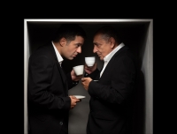 &Epsilon;ί&delta;&alpha;&mu;&epsilon; &tau;&eta;&nu; &pi;&alpha;&rho;ά&sigma;&tau;&alpha;&sigma;&eta;  ''The Dumb Waiter''  &sigma;&tau;&omicron; &theta;έ&alpha;&tau;&rho;&omicron; &Sigma;&eta;&mu;&epsilon;ί&omicron;