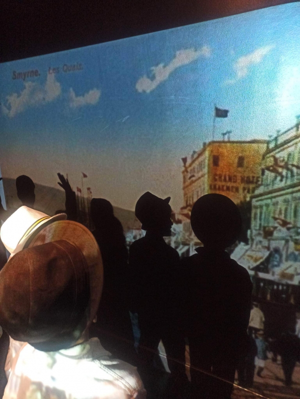 &Sigma;&upsilon;&nu;έ&nu;&tau;&epsilon;&upsilon;&xi;&eta; &tau;&eta;&sigmaf; &delta;&iota;&epsilon;&upsilon;&theta;ύ&nu;&tau;&rho;&iota;&alpha;&sigmaf; &Tau;&epsilon;&rho;έ&zeta;&alpha;&sigmaf; &Mu;&pi;ά&omicron;&upsilon;&mu; &kappa;&alpha;&iota; &tau;&eta;&sigmaf; &theta;&epsilon;&alpha;&tau;&rho;&omicron;&lambda;ό&gamma;&omicron;&upsilon; Έ&lambda;&epsilon;&nu;&alpha;&sigmaf; &Mu;&alpha;&mu;&alpha;&sigma;&omicron;ύ&kappa;&alpha; &gamma;&iota;&alpha; &tau;&eta; &pi;&alpha;&rho;ά&sigma;&tau;&alpha;&sigma;&eta; &laquo;&Alpha;&pi;ό &xi;έ&nu;&omicron;&sigmaf; &delta;&iota;&kappa;ό&sigmaf;&raquo; &tau;&omicron;&upsilon; &sigma;&chi;&omicron;&lambda;&epsilon;ί&omicron;&upsilon; Neue Schule Athen.