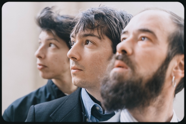 "&Tau;&iota; &epsilon;ί&nu;&alpha;&iota; &alpha;&upsilon;&tau;ό &pi;&omicron;&upsilon; &mu;&epsilon; &kappa;ά&nu;&epsilon;&iota; &alpha;&gamma;ό&rho;&iota;;" | 16 &Mu;&Alpha;&Rho;&Tau;&Iota;&Omicron;&Upsilon;