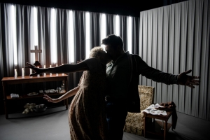 &Theta;έ&alpha;&tau;&rho;&omicron; &Tau;έ&chi;&nu;&eta;&sigmaf; || &Upsilon;&pi;ό&gamma;&epsilon;&iota;&omicron; || &Rho;ά&iota;&nu;&epsilon;&rho; &Beta;έ&rho;&nu;&epsilon;&rho; &Phi;ά&sigma;&mu;&pi;&iota;&nu;&tau;&epsilon;&rho;, &laquo;&Epsilon;&lambda;&epsilon;&upsilon;&theta;&epsilon;&rho;ί&alpha; &sigma;&tau;&eta; &Beta;&rho;έ&mu;&eta;&raquo; | &Sigma;&kappa;&eta;&nu;&omicron;&theta;&epsilon;&sigma;ί&alpha; &Nu;ί&kappa;&omicron;&sigmaf; &Mu;&alpha;&sigma;&tau;&omicron;&rho;ά&kappa;&eta;&sigmaf; | &Pi;&rho;&epsilon;&mu;&iota;έ&rho;&alpha; 25/1